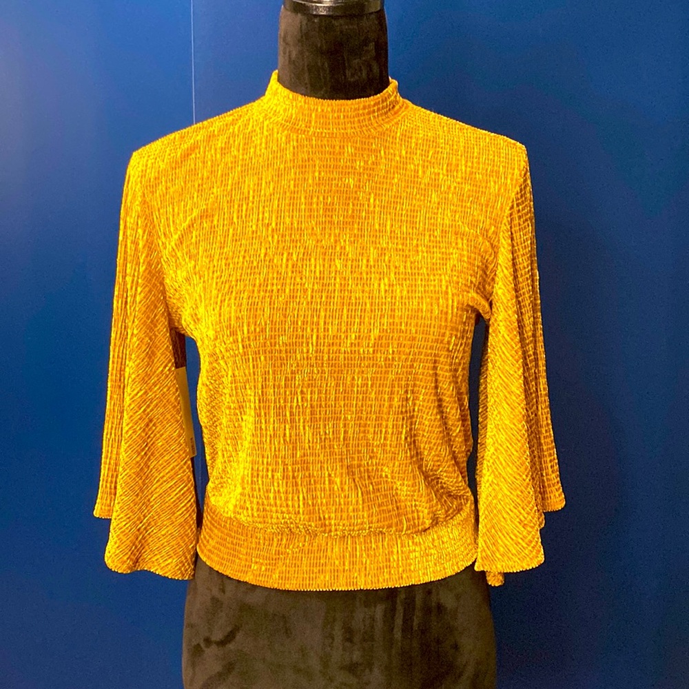 BB Dakota Top size small flutter sleeves